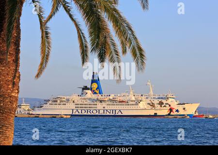 Les ferries Marko Polo (Jadrolinija) et Mobe Corse (Moby Lines) amarrés dans le port de Split Croatie Banque D'Images