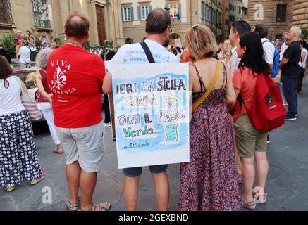 Florence, Italie. 21 août 2021. Des personnes protestent contre « Green Pass », le certificat de vaccination Covid 19, Florence, Italie, le 21 août 2021. Green Pass est actuellement obligatoire pour voyager dans toute l'Italie et l'UE et pour entrer dans des lieux comme des restaurants, des cinémas, des musées, etc. Dans plus de 20 villes italiennes, y compris Rome, Turin, Milan, Naples et beaucoup d'autres, les manifestants demandent au gouvernement de laisser les gens se faire vacciner ou non. L'affiche se lit comme suit: «une fois (le peuple juif) a eu l'étoile jaune, aujourd'hui nous avons le passe vert».(Elisa Gestri/Sipusa) crédit: SIPA USA/Alamy Live News Banque D'Images