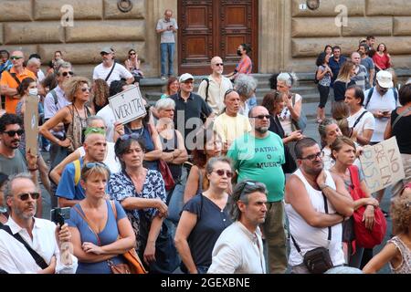 Florence, Italie. 21 août 2021. Des personnes protestent contre « Green Pass », le certificat de vaccination Covid 19, Florence, Italie, le 21 août 2021. Green Pass est actuellement obligatoire pour voyager dans toute l'Italie et l'UE et pour entrer dans des lieux tels que des restaurants, des cinémas, des musées, etc. Dans plus de 20 villes italiennes, dont Rome, Turin, Milan, Naples et bien d'autres, les manifestants demandent au gouvernement de laisser les gens se faire vacciner ou non.(Elisa Gestri/Sipusa) crédit : SIPA USA/Alamy Live News Banque D'Images