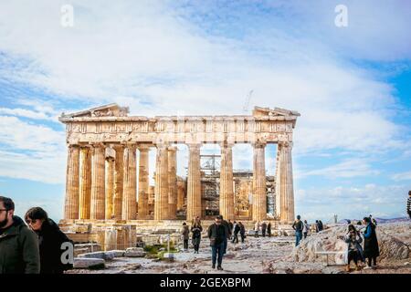 2018 01 03 Athènes Grèce - touristes en face de Parthénon avec des frayeurs et des grues pendant la reconstruction le joli jour d'hiver Banque D'Images