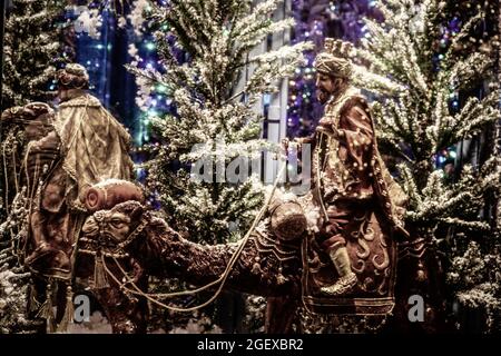 2018 01 03 Athènes Grèce -Noël biblique exposition commerciale d'hommes sages sur des chameaux devant des arbres et des nuits de vacances. Banque D'Images