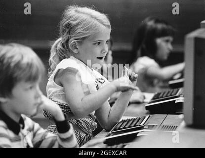 Austin Texas USA, vers 1994: Anglo maternelle élèves dans le laboratoire d'informatique à leur école élémentaire. ©Bob Daemmrich Banque D'Images