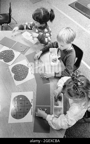 Austin Texas USA, 1994: Les enfants de maternelle pratiquent les compétences en mathématiques en ajoutant et en soustrayant avec Valentine Candy, MR EI-0044 ©Bob Daemmrich Banque D'Images