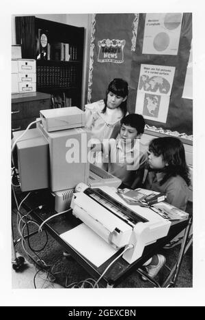 Austin Texas USA, vers 1991: Élèves de cinquième année à l'école élémentaire Joslin utilisant des ordinateurs Apple. ©Bob Daemmrich Banque D'Images