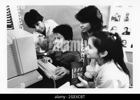 Austin Texas USA, vers 1991: Élèves de cinquième année à l'école élémentaire Joslin utilisant des ordinateurs Apple. ©Bob Daemmrich Banque D'Images