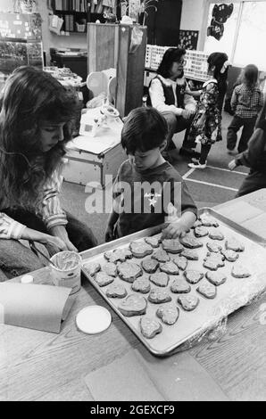 Austin Texas USA,1994: Les enfants avant la maternelle font des biscuits de la Saint-Valentin en classe à l'école élémentaire de Lake Travis. M. EI-0047 ©Bob Daemmrich Banque D'Images