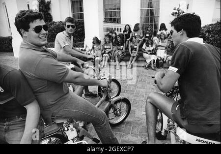 Austin Texas USA, vers 1984: Les garçons de fraternité tentent d'impressionner les filles de sororité pendant la première semaine d'école à l'Université du Texas à Austin. ©Bob Banque D'Images