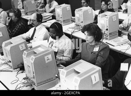 Austin Texas USA, vers 1989: Cours de formation en informatique pour les employés du gouvernement sur les ordinateurs Apple Macintosh. ©Bob Daemmrich Banque D'Images