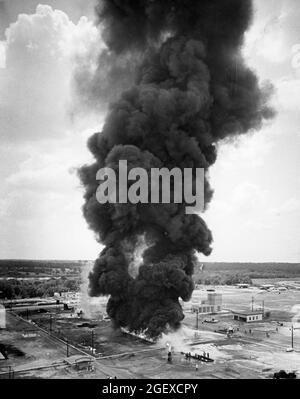 College Station Texas USA, vers 1978: La fumée s'élève d'un feu chimique de pratique pendant une école de formation de pompier dans une zone rurale du comté de Brazos. ©Bob Daemmrich Banque D'Images