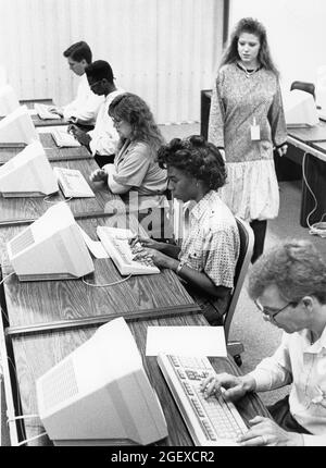 Austin Texas USA, 1990: Le superviseur surveille les commis à l'entrée de données au centre de traitement du recensement des États-Unis pendant le dénombrement décennal de toutes les personnes vivant dans le pays. ©Bob Daemmrich Banque D'Images