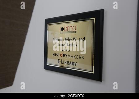 Milwaukee, Wisconsin, États-Unis. 21 août 2021. Les visiteurs assistent à l'inauguration de l'Institut pour la préservation de la musique et des arts afro-américains (IPAMA) au 3200 W. Hampton Avenue à Milwaukee, Wisconsin, le samedi 21 août 2021. L'IPAMA a pour but de préserver l'histoire des contributions artistiques afro-américaines dans les arts de la scène et les arts visuels (Credit image: © Pat A. Robinson/ZUMA Press Wire) Banque D'Images