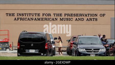 Milwaukee, Wisconsin, États-Unis. 21 août 2021. Les visiteurs assistent à l'inauguration de l'Institut pour la préservation de la musique et des arts afro-américains (IPAMA) au 3200 W. Hampton Avenue à Milwaukee, Wisconsin, le samedi 21 août 2021. L'IPAMA a pour but de préserver l'histoire des contributions artistiques afro-américaines dans les arts de la scène et les arts visuels (Credit image: © Pat A. Robinson/ZUMA Press Wire) Banque D'Images