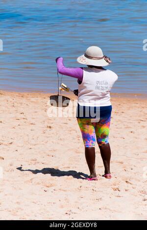 Camaçari, Bahia, Brésil - 17 octobre 2015 : vente de fromages de rue sur la plage de Camaçari (BA). Banque D'Images