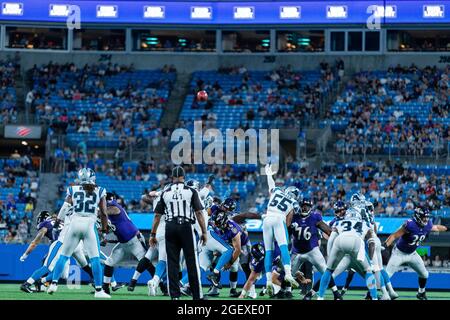 21 août 2021 : Baltimore Ravens a fait un pas de plus dans le troisième trimestre de l'match de la NFL au stade Bank of America à Charlotte, en Caroline du Nord. (Scott Kinser/Cal Sport Media) Banque D'Images