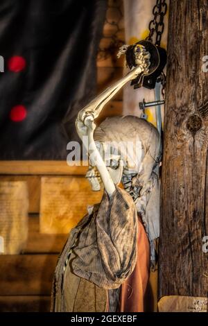 Squelette pirate avec mains chaînées à la perche sur le navire Halloween décoration - vue latérale Banque D'Images