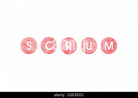 Tampon en caoutchouc de couleur rouge dans le mot scrum sur fond de papier blanc Banque D'Images