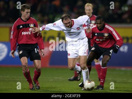 Leverkusen Allemagne 14.12..2002, football: Saison allemande de Bundesliga 2002/03, Bayer 04 Leverkusen (B04, rouge) vs FC Nuernberg (FCN, blanc) 0:2 — de gauche à droite: Balitsch (B04), Ciric, Juan Banque D'Images