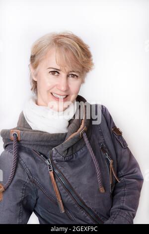 portrait d'une femme souriante de 50 ans en gros plan Banque D'Images