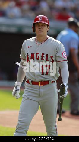 Cleveland, États-Unis. 21 août 2021. Les Anges de Los Angeles Shohei Ohtani (17) frappent pour la première fois contre les Cleveland Indians au progressive Field à Cleveland, Ohio, le samedi 21 août 2021. Photo par Aaron Josefczyk/UPI crédit: UPI/Alay Live News Banque D'Images