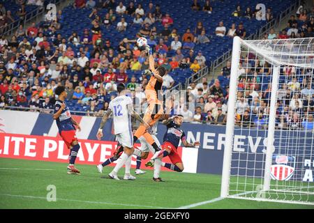 Samedi 21 août 2021 : le gardien de but du FC Cincinnati, Przemyslaw Tyton (22), bloque un tir lors du match MLS entre le FC Cincinnati et la révolution de la Nouvelle Angleterre qui s'est tenu au stade Gillette à Foxborough, Massachusetts. Eric Canha/CSM Banque D'Images