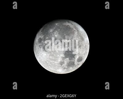 Cirage de la lune de Gibbous contre le ciel noir Banque D'Images