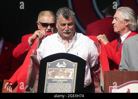 St. Louis, États-Unis. 21 août 2021. Keith Hernandez, le plus récent membre du Temple de la renommée des Cardinals de Saint-Louis, se glisse dans sa nouvelle veste rouge avec l'aide de Whitey Herzog (L) et de Ted Simmons lors des cérémonies d'initiation au ball Park Village à Saint-Louis le samedi 21 août 2021. Hernandez a joué pour St. Louis de 1974 à 1983. Photo par Bill Greenblatt/UPI crédit: UPI/Alay Live News Banque D'Images