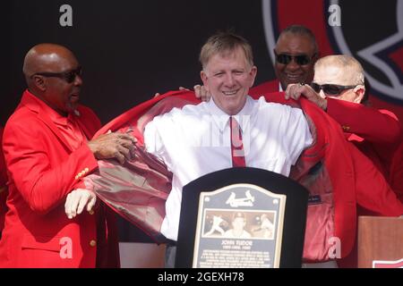 St. Louis, États-Unis. 21 août 2021. John Tudor, le plus récent membre du Temple de la renommée des Cardinals de Saint-Louis, se glisse dans sa nouvelle veste rouge avec l'aide de Whitey Herzog (R) et Vince Coleman lors des cérémonies d'initiation au ball Park Village à Saint-Louis le samedi 21 août 2021. Tudor a joué pour Saint Louis de 1985-1988 et 1990. Photo par Bill Greenblatt/UPI crédit: UPI/Alay Live News Banque D'Images