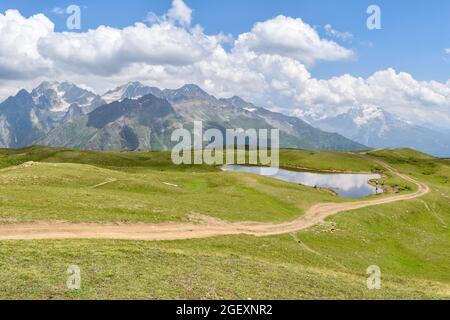 Sentier de randonnée par les lacs de Koruldi, région de Svaneti, Géorgie, Asie. Chaîne de montagnes du Caucase. Randonnée populaire depuis Mestia. Paysage alpin vert avec Banque D'Images