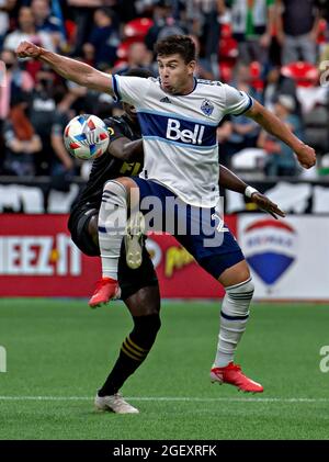 Vancouver, Canada. 21 août 2021. Brian White (avant) de Vancouver Whitecaps vies avec Mamadou du FC de Los Angeles lors d'un match de football MLS à BC place à Vancouver, Canada, le 21 août 2021. Crédit : Andrew Soong/Xinhua/Alay Live News Banque D'Images