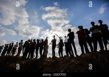 Gaza, Palestine. 21 août 2021. L'affrontement des Palestiniens avec les forces de sécurité israéliennes à la suite de la manifestation le long de la frontière entre Israël et Gaza, à l'est de la ville de Gaza, dénonçant le siège israélien de la bande palestinienne, Samedi marque le 52e anniversaire de la tentative maléfique de brûler la mosquée Al Aqsa bénie à un moment où de nouvelles violations israéliennes dangereuses menacent les bâtiments et les sanctuaires par des fouilles menées par les autorités israéliennes d'occupation sous les murs de mosqueís. (Photo de Mahmoud Issa/SOPA Images/Sipa USA) crédit: SIPA USA/Alay Live News Banque D'Images