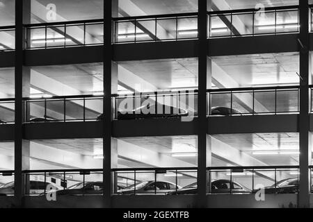 Un parking sur plusieurs niveaux la nuit. Vue sur la rue en noir et blanc. Banque D'Images