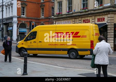 Bristol, Royaume-Uni. 16 août 2021. Un minibus de livraison express de colis DHL est garé dans la rue de Bristol. Crédit : SOPA Images Limited/Alamy Live News Banque D'Images