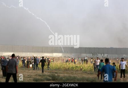 Gaza, Palestine. 21 août 2021. Des manifestants palestiniens ont été vus à la frontière de Gaza lors d'une manifestation le long de la clôture avec Israël. Crédit : SOPA Images Limited/Alamy Live News Banque D'Images