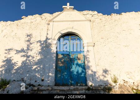 Ancienne porte d'église bleu vintage et abîmé, Dhermi, Albanie Banque D'Images