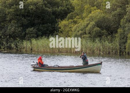 Inchigeelagh, Cork, irlande. 21 août 2021. Des hommes pêchant un samedi après-midi à Lough Allua à l'extérieur d'Inchigeelagh, Co. Cork, Irlande.- photo; David Creedon / Alamy Live News Banque D'Images