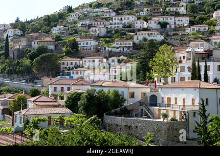 Vue sur le village Vuno - maisons blanches traditionnelles avec toits orange et volets en bois sur les fenêtres, sur la colline de montagne, en Albanie du Sud Banque D'Images