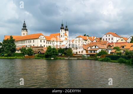 Vue sur Telc City Panorama avec ciel nuageux vu de la rivière environnante. Le centre historique de Telc, dans le sud de la Moravie, en République tchèque, est une UES Banque D'Images