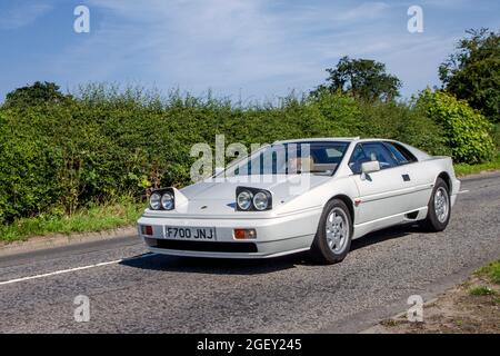 1988 80s blanc Lotus Esprit 5 vitesse manuelle 2174cc roadster essence en route vers Capesthorne Hall Classic de juillet spectacle de voiture, Cheshire, Royaume-Uni Banque D'Images
