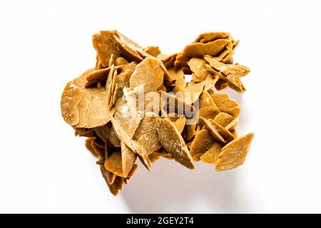 Cristal de rose désertique isolé sur fond blanc. Vue en gros plan Banque D'Images
