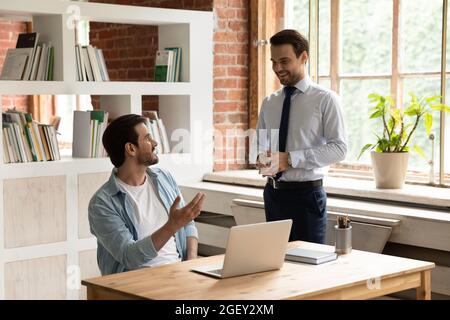 Hommes amis collègues employés de bureau parlent sur le lieu de travail Banque D'Images