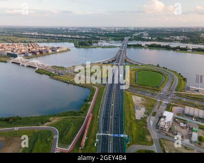 Vue aérienne d'une autoroute traversant l'intersection A10 S114 à Amsterdam avec circulation. Banque D'Images