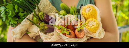 Ensemble de légumes frais dans un sac réutilisable entre les mains d'une jeune femme. BANNIÈRE concept zéro déchet, FORMAT LONG Banque D'Images