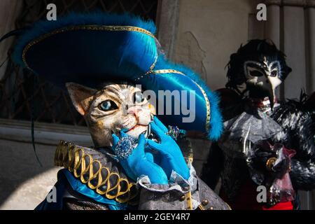 Un homme et une femme portant des masques pour chats et oiseaux et des costumes de carnaval à Venise, en Italie Banque D'Images