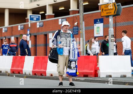 Un vendeur Leeds United vend des marchandises à l'extérieur du stade Elland Road Banque D'Images