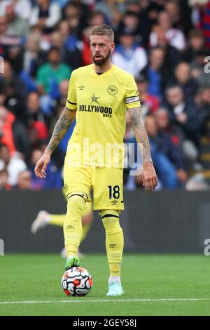 Londres, Royaume-Uni. 22 août 2021. Pontus Jansson de Brentford en action lors du match de la Premier League entre Crystal Palace et Brentford au parc Selhurst, Londres, Angleterre, le 21 août 2021. Photo de Ken Sparks. Utilisation éditoriale uniquement, licence requise pour une utilisation commerciale. Aucune utilisation dans les Paris, les jeux ou les publications d'un seul club/ligue/joueur. Crédit : UK Sports pics Ltd/Alay Live News Banque D'Images