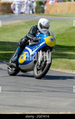 1973 Suzuki TR500 / XR05 course en haut de la piste de montée de colline à l'événement de course automobile du Festival de vitesse de Goodwood 2014. Vélo de course rare Banque D'Images