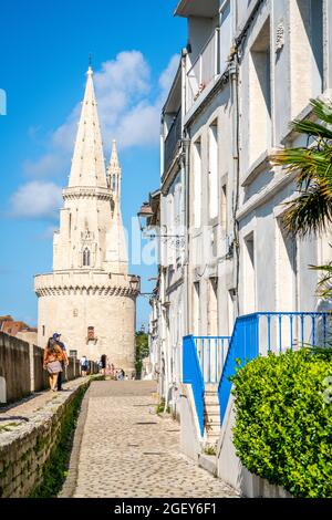 Vue verticale de la tour Lanterne et de la rue médiévale de sur-les-murs dans le centre historique de la Rochelle Banque D'Images