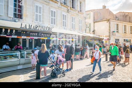 30 juillet 2021 , Saint-Martin-de-Ré France : les touristes font la queue au magasin de glace de la Martinière dans le vieux port de Saint-Martin-de-Ré un art local célèbre Banque D'Images