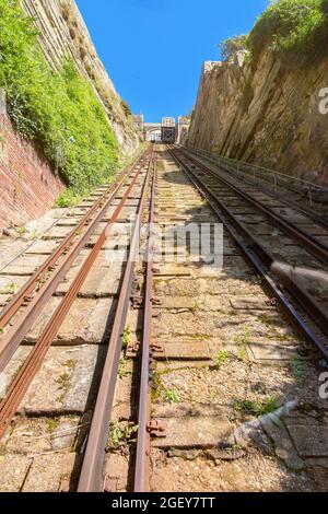 Funiculaire victorien en train de monter sur un gradient abrupt jusqu'à la réserve naturelle de Hastings Country Park Banque D'Images