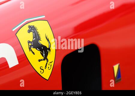 Logo Ferrari Prancing Horse sur une voiture classique Banque D'Images